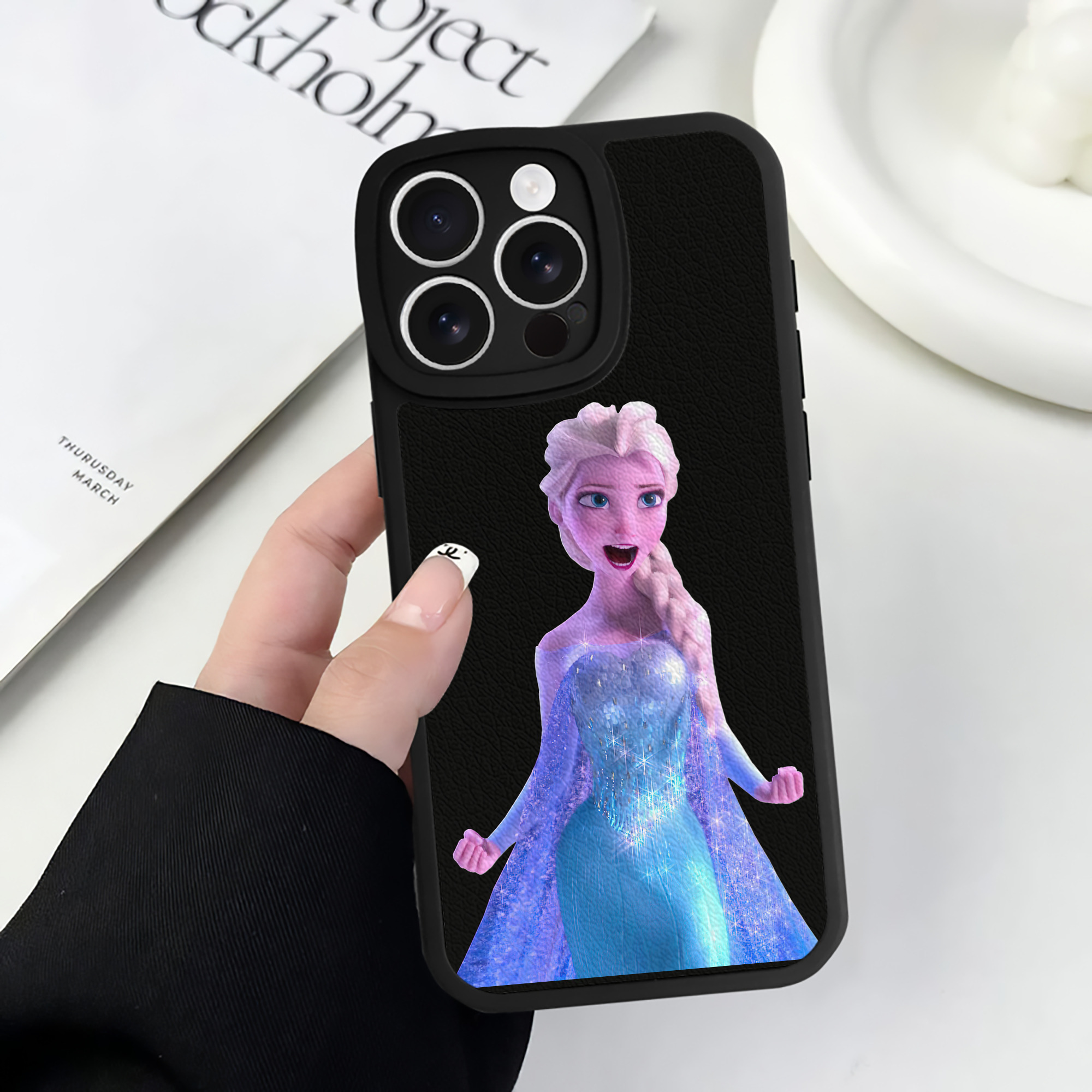 （画像用） アナと雪の女王 アンナ エルサ Frozen Anna Elsa 【iPhone 16シリーズ対応】シリコンスマホケース（レザー調） 材質：シリコン